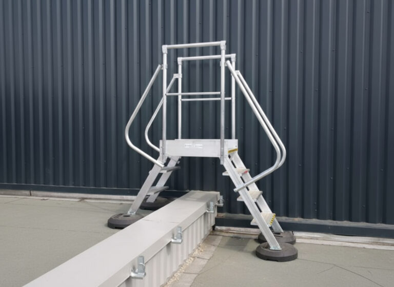 Passerelle d’accès sécurisée avec garde-corps pour franchissement d’obstacle