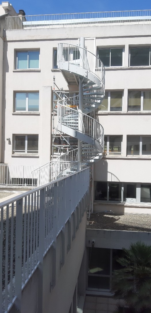 escalier scolaire conforme de la maternelle au lycee
